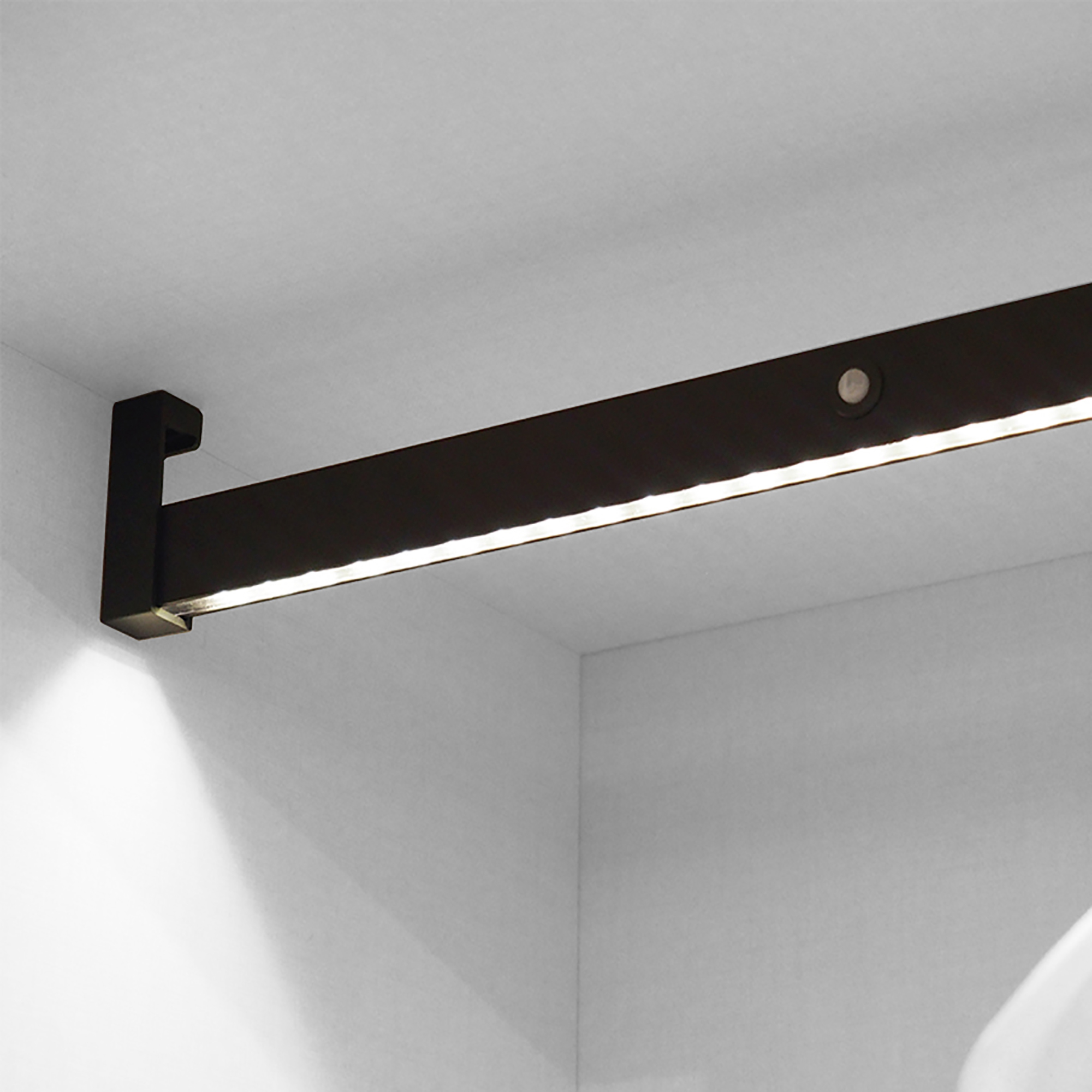Ruban lumineux LED avec détecteur de mouvement, batterie intégrée  rechargeable par USB, pour armoire, bar, dressing[21] - Cdiscount Maison